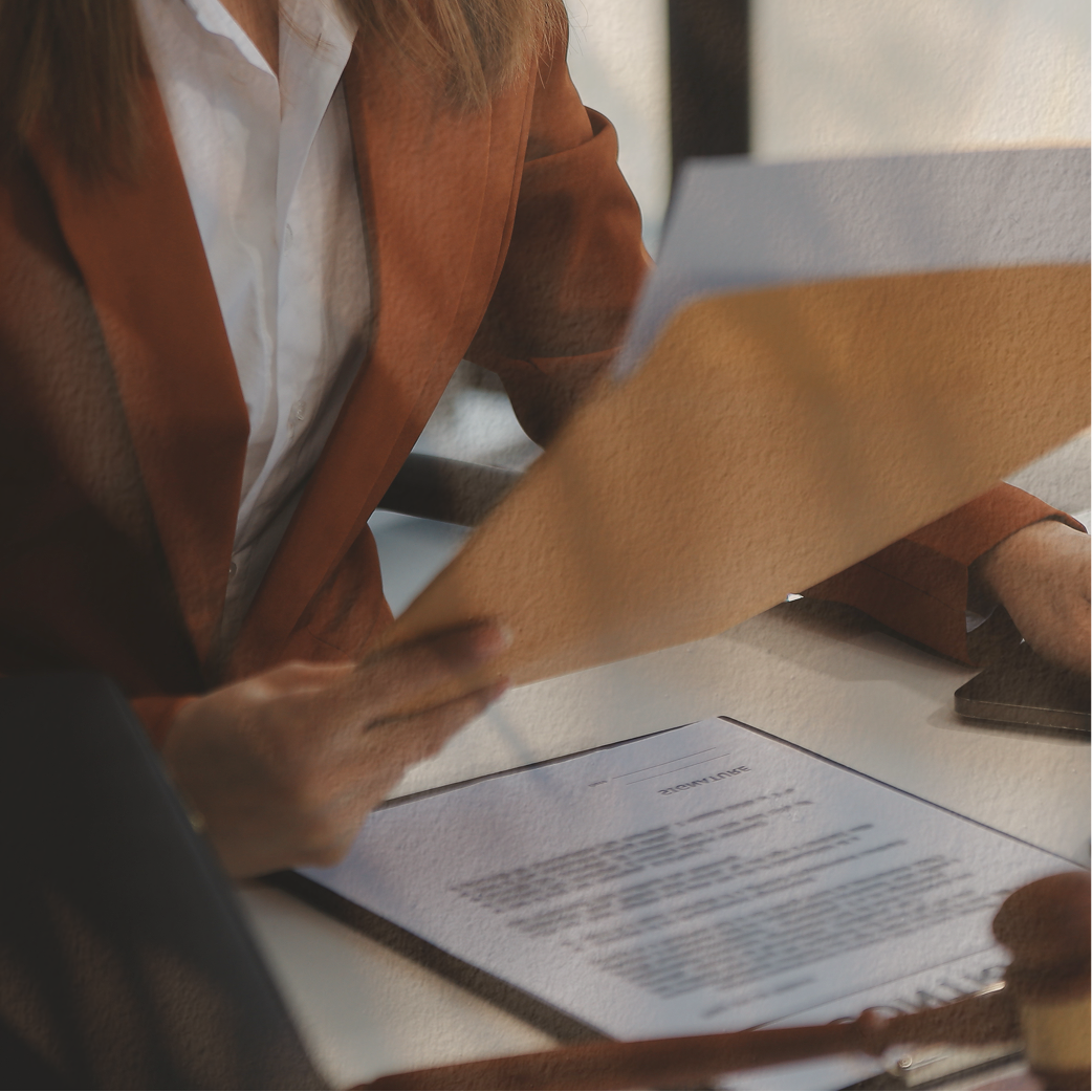 Contrato sendo assinado